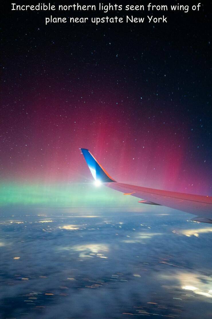 cool random pics - Aurora - Incredible northern lights seen from wing of plane near upstate New York