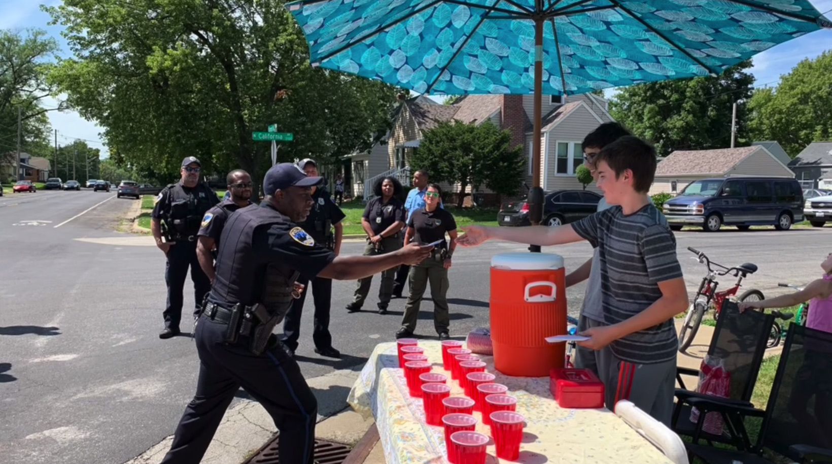 Calling cops on kids with a lemonade stand. - SuevePan