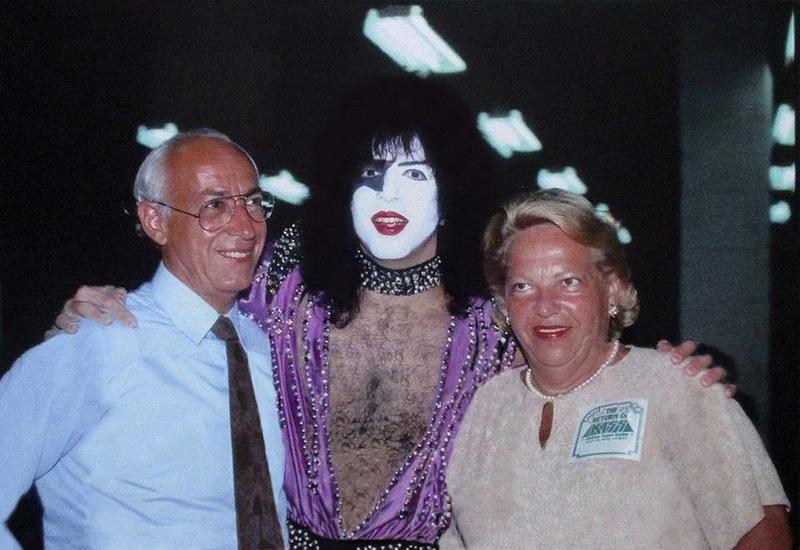 fascinating photos throughout history paul stanley with his parents - 10 Wan