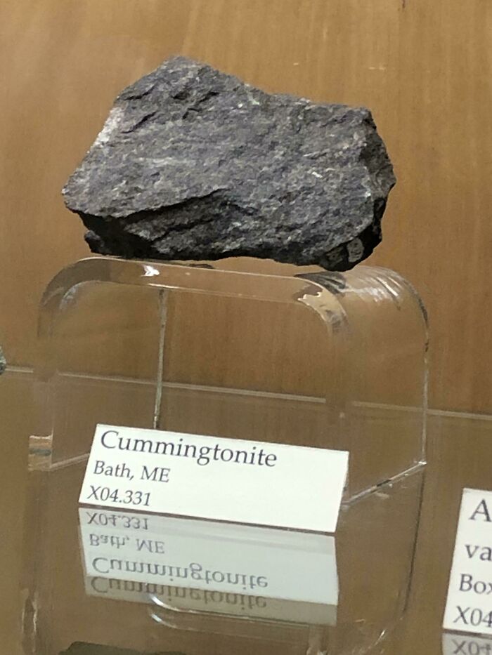 mineral - Cummingtonite Bath, Me X04.331 X0f331 Bw We Cnu&oug6 Outpo A va Box X04 X0