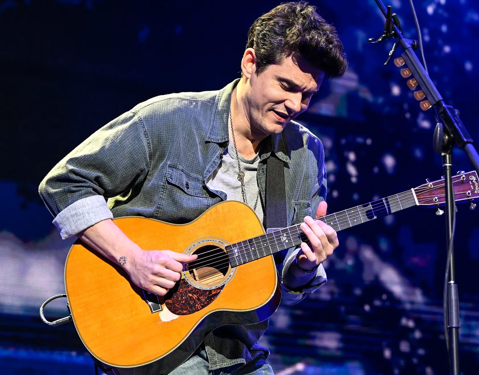 Celebs who slept with common people - john mayer playing guitar