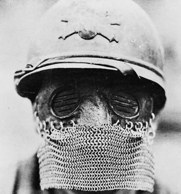 fascinating historical photos - wwi gunner mask