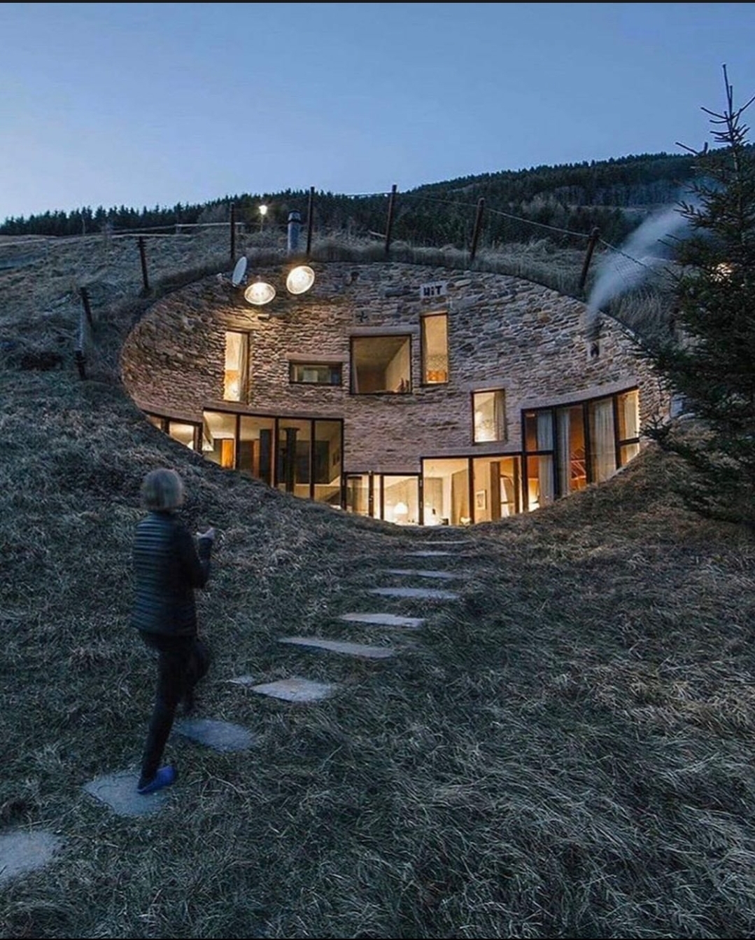 cool pics and memes - house in a hill - Mits
