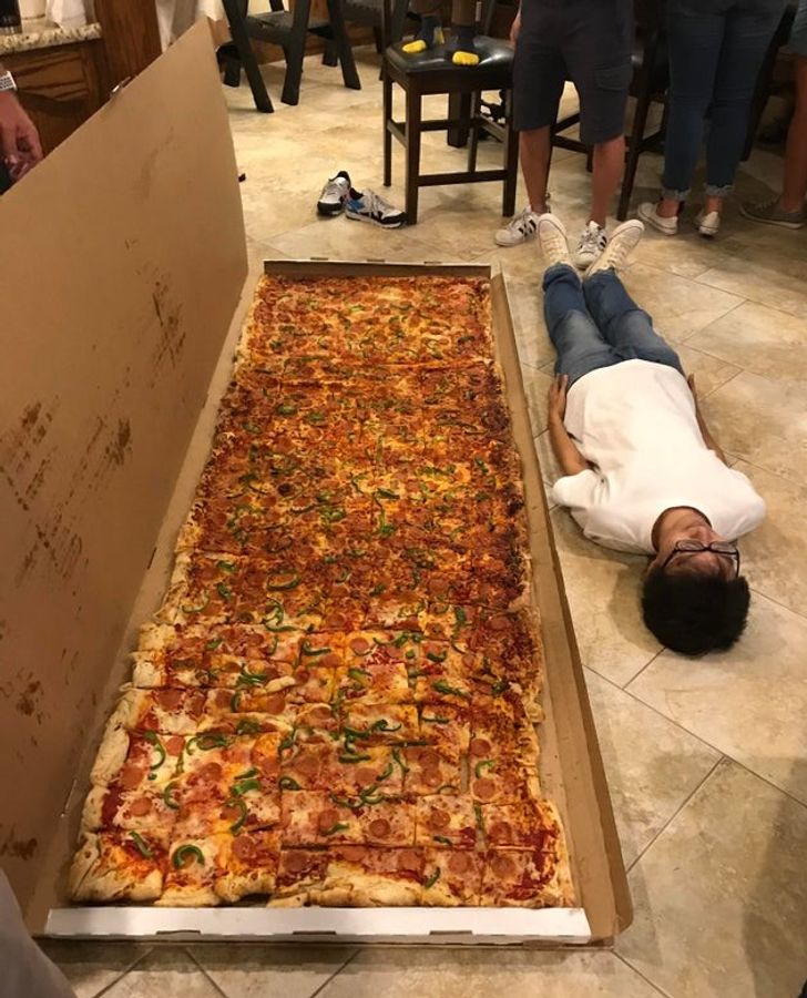 absolute units - xxxl pizza