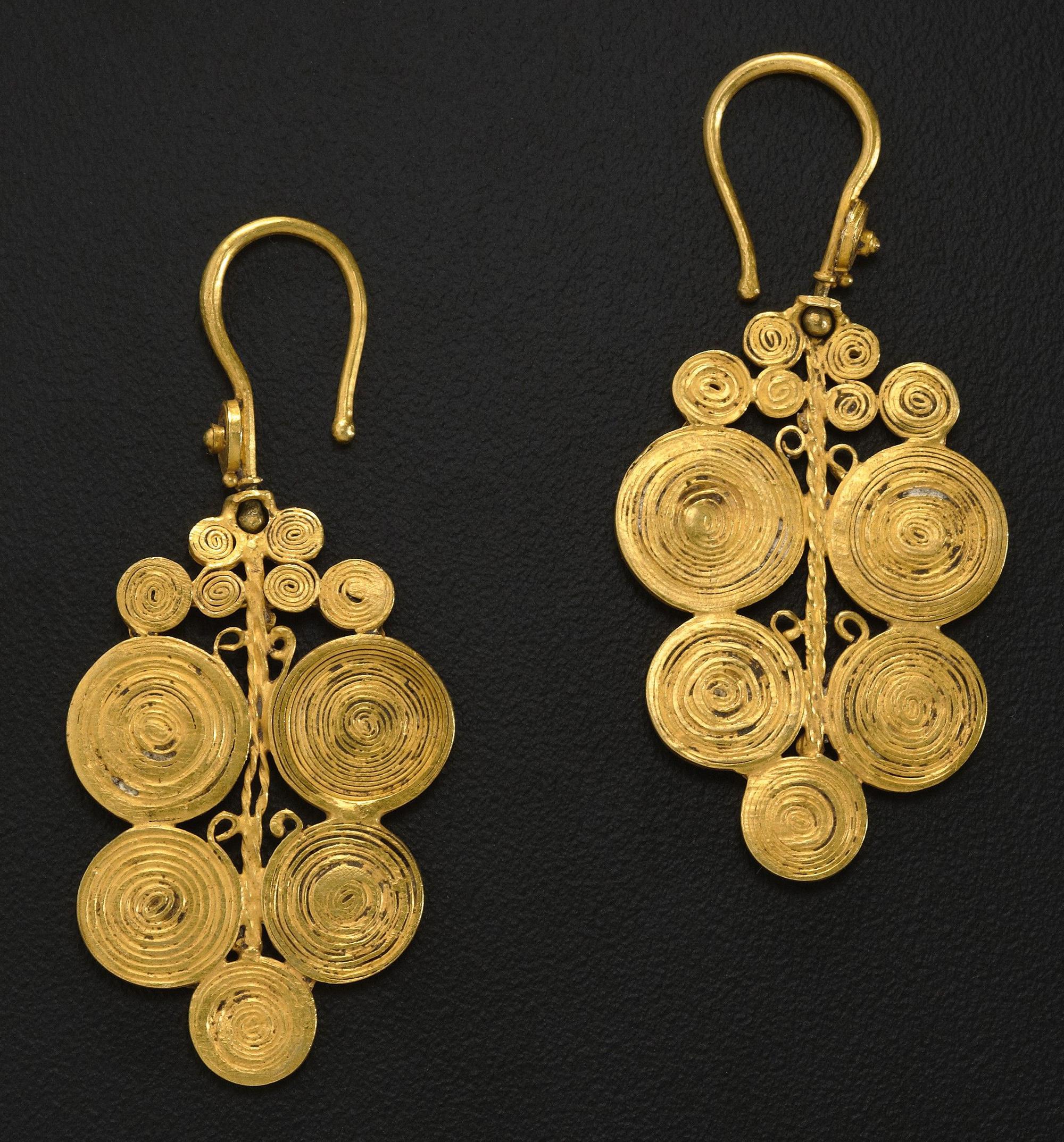 Historical Artifacts - Two gold filigree earrings. Java, Indonesia, 11th–14th century AD u/MunakataSennin