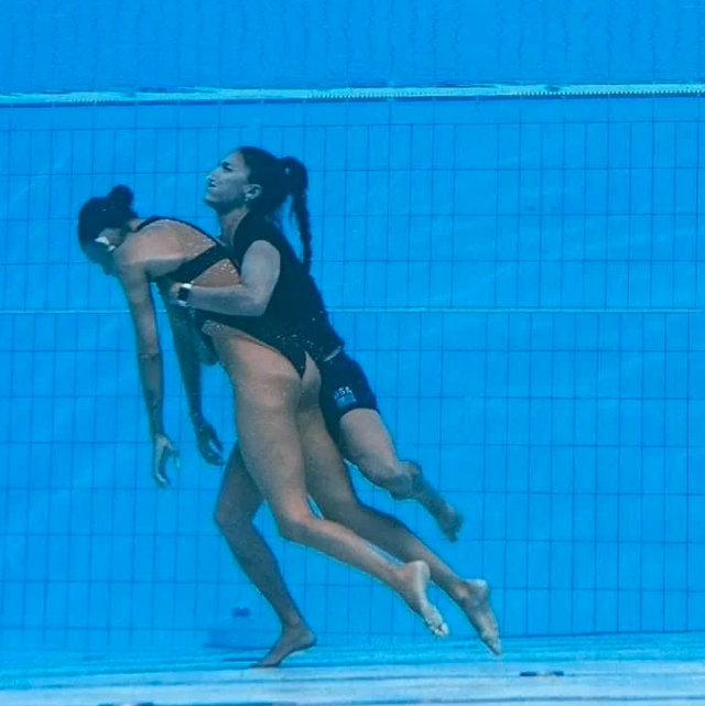 cool pics - USA's Anita Alvarez sank to the bottom of the pool, and her coach immediately dove in to save her.