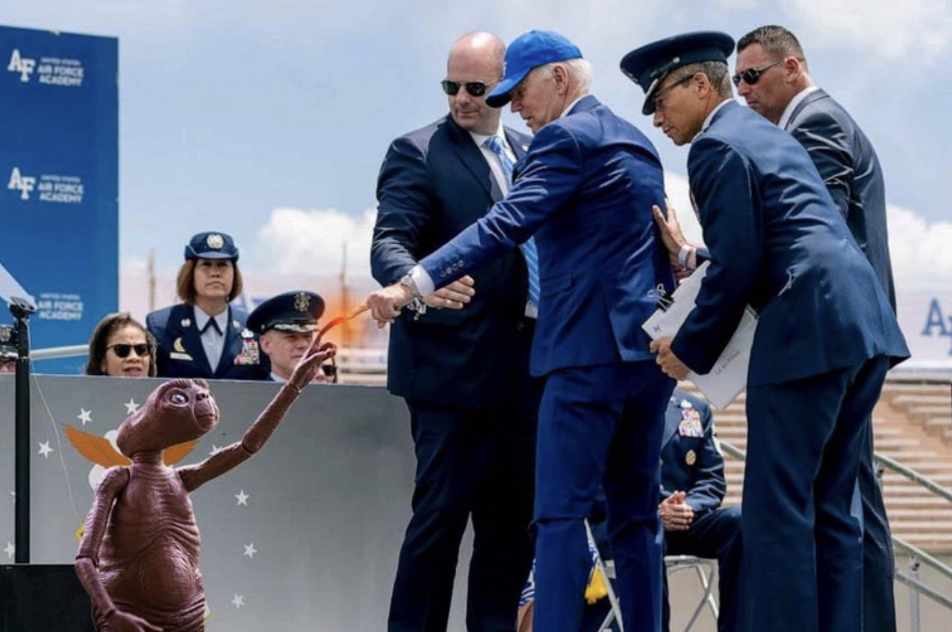 Biden's Fall Photoshop battle -= bodyguard