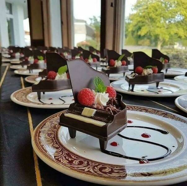 cool random pics and photos -  chocolate grand piano dessert