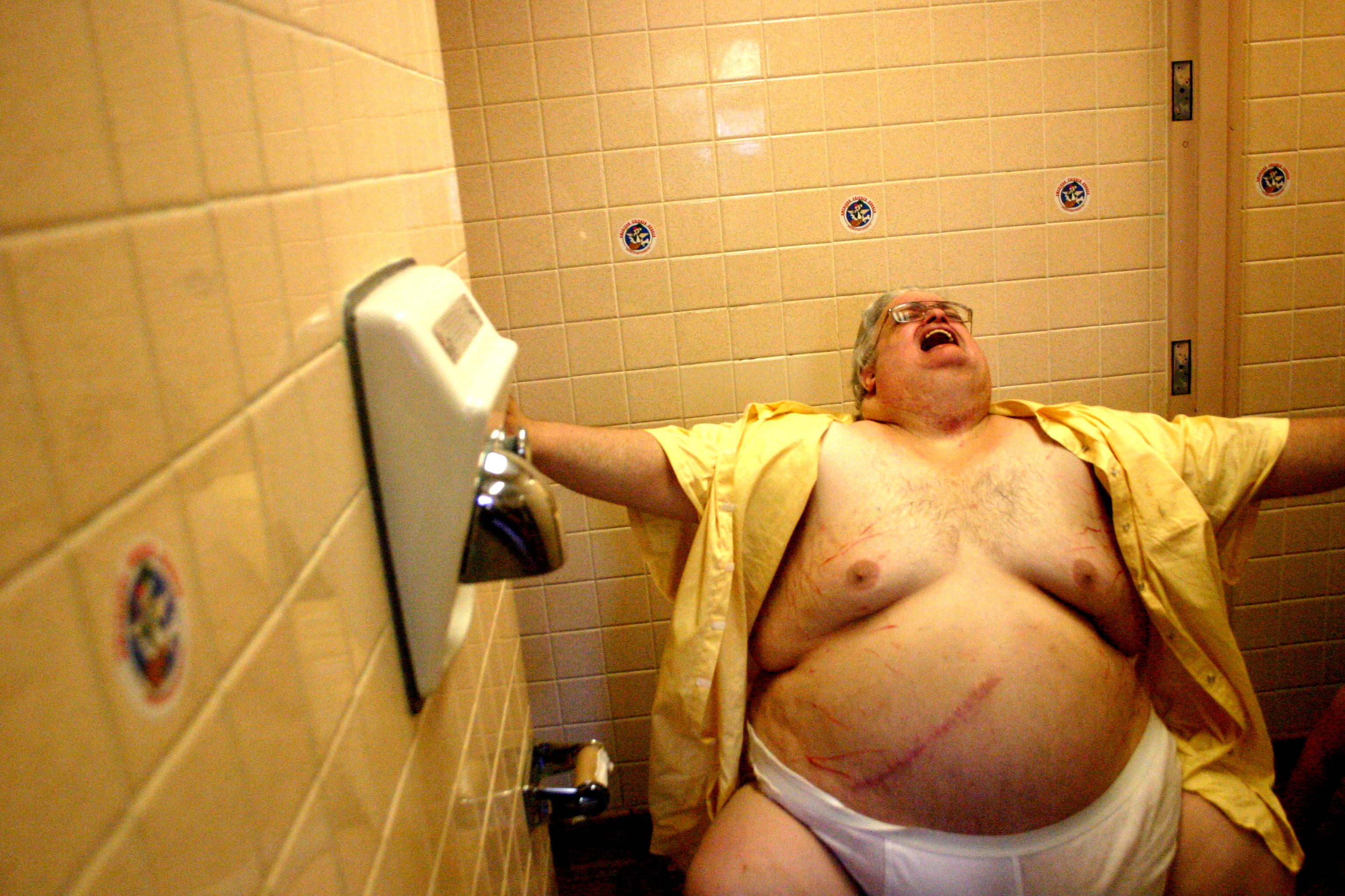 five star hotel secrets - guy pooping everywhere