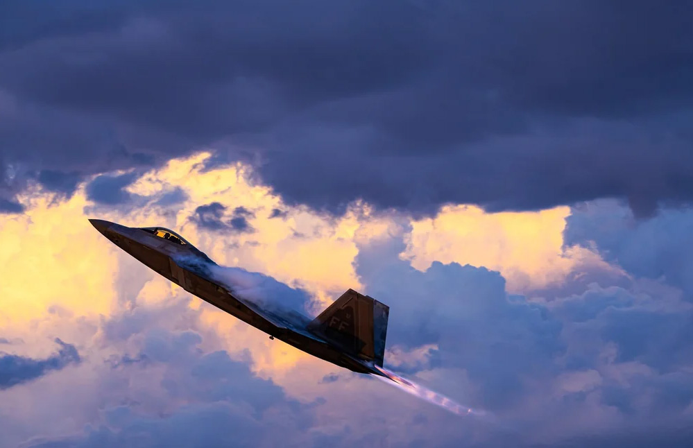F22 Raptor soaring through the clouds at the EAA Airventure Show.