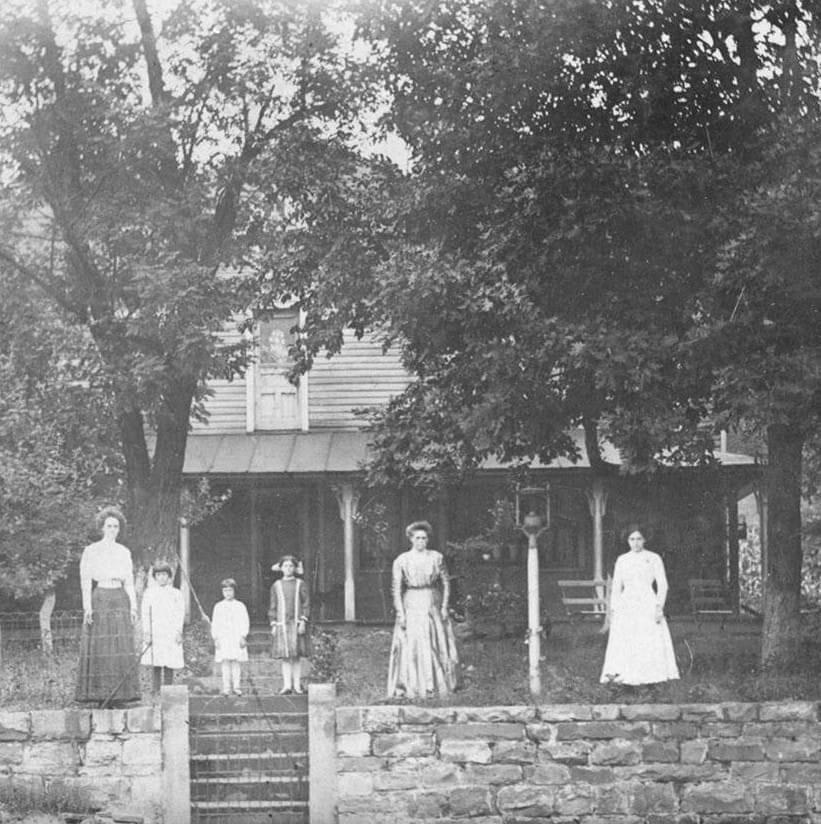 Morgan County Tenessee family in front of their house 1910