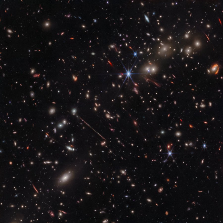 Webb observed galaxy cluster El Gordo, a cosmic teen that existed 6.2 billion years after the big bang. The most massive cluster of its era, it’s a perfect gravitational magnifying glass, bending & distorting light from distant objects behind it.