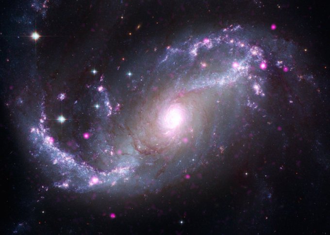 NGC 1672. Astronomers categorize this galaxy as a “barred” spiral.