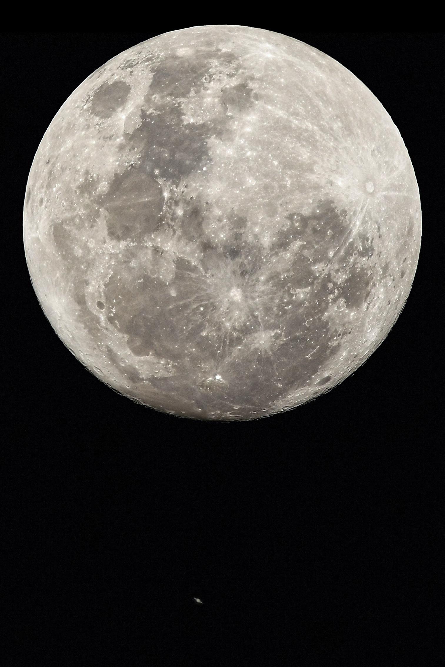 This picture of the super moon also includes Saturn!