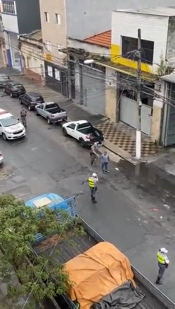Dude threatening people with a knife gets taken down from behind by police in Brazil.