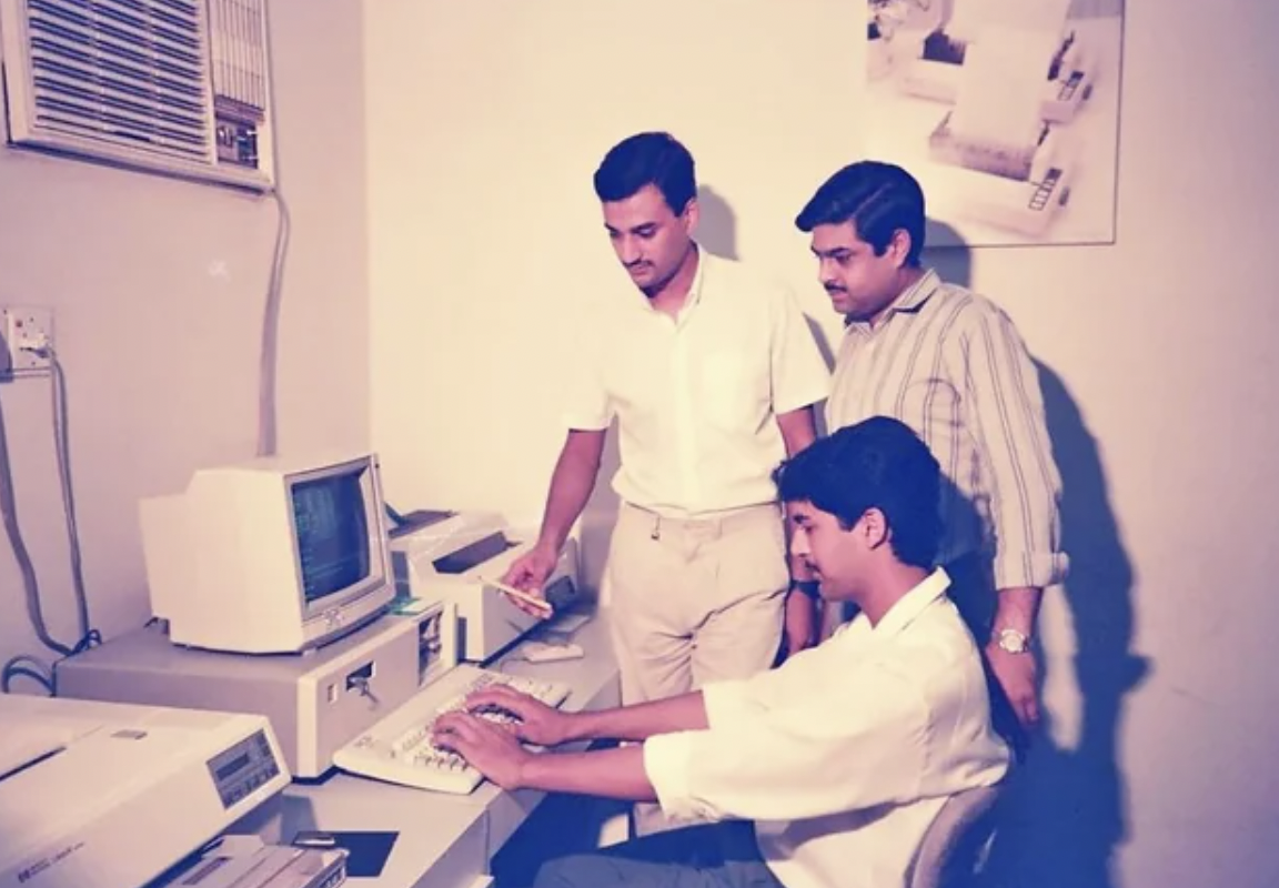 1986: The Farooqi Brothers in Lahore, Pakistan. Inventors of the first computer virus.