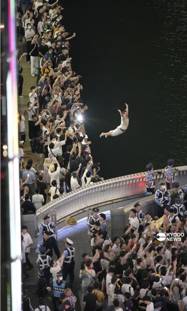 A man dove into Dotonbori after Hanshin Tigers won their first league title in 18 years.