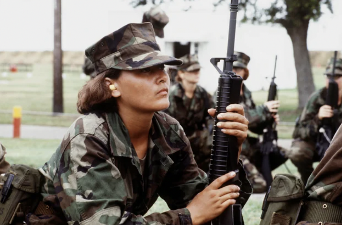 A marine recruit from the Woman Recruit Training Command during basic training at the USMC Recruit Depot in Parris Island, 27 July 1985. 