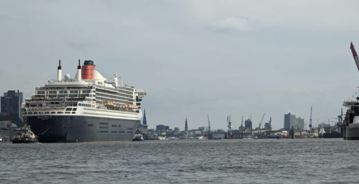 Queen Mary 2 arriving in Hamburg.