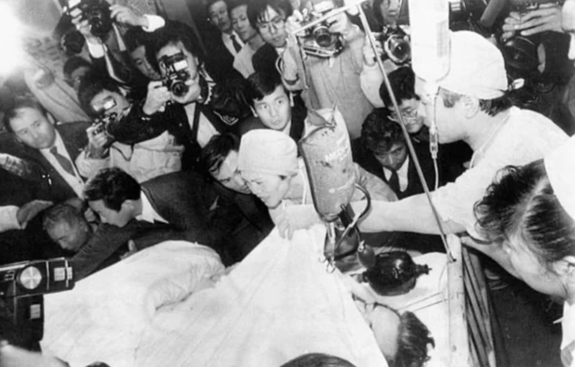 Nagasaki Mayor Hitoshi Motoshima is treated after being shot by a right-wing extremist. One year earlier, he had stated that Emperor Hirohito bore some responsibility for WW2, 1990.