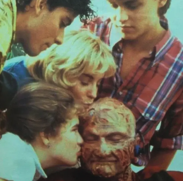 30 Wholesome Behind-the-Scene Photos From Horror Movies 