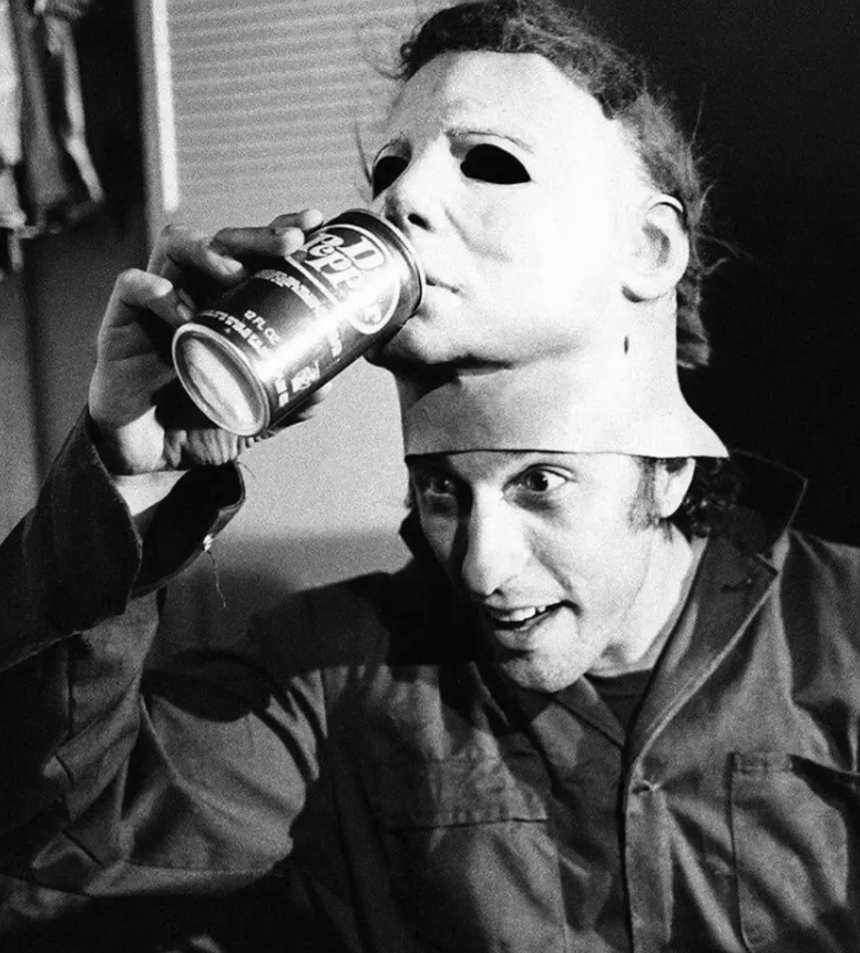 30 Wholesome Behind-the-Scene Photos From Horror Movies 