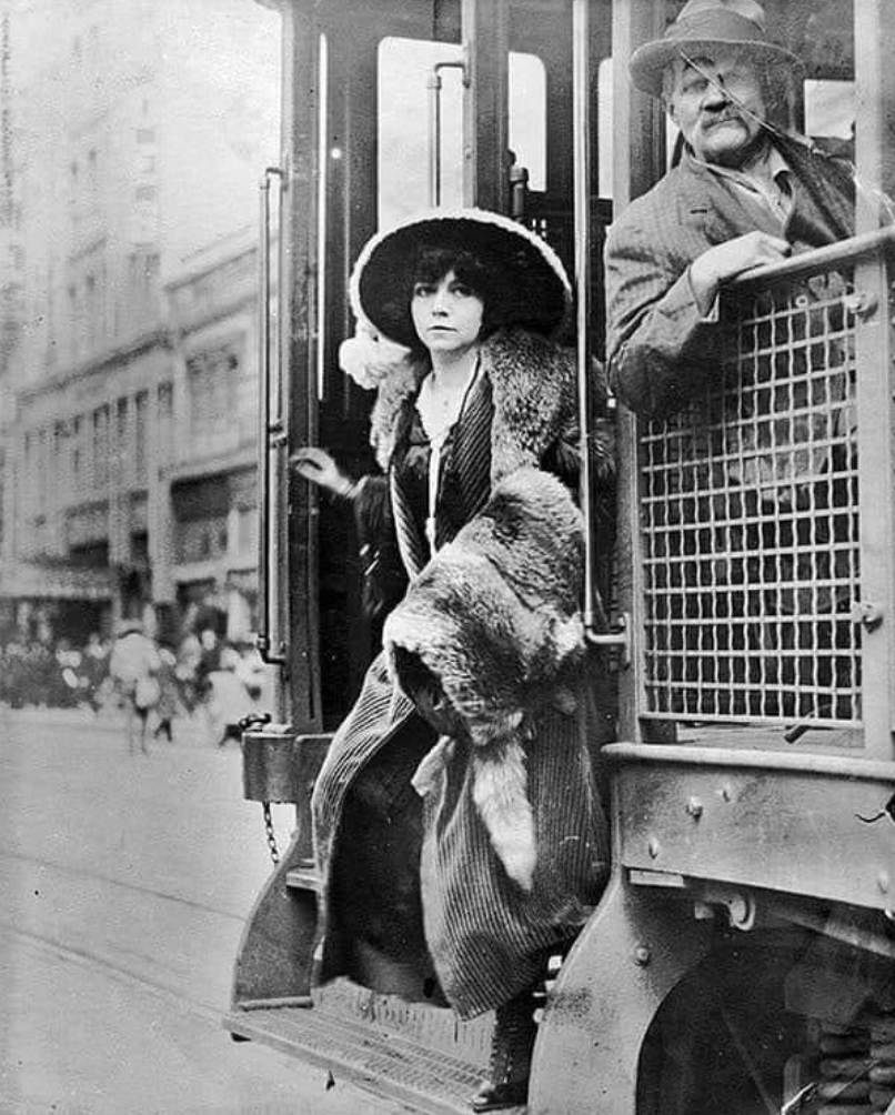 Woman exiting New York City streetcar, 1912. 
