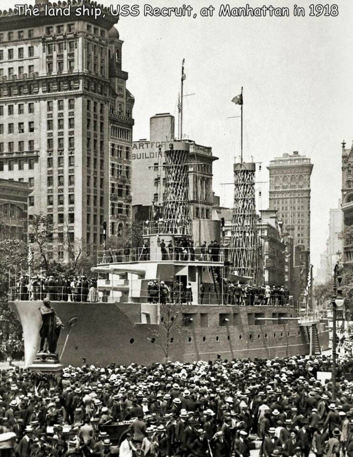 metropolis - The land ship, Uss Recruit, at Manhattan in 1918 Artfo Building