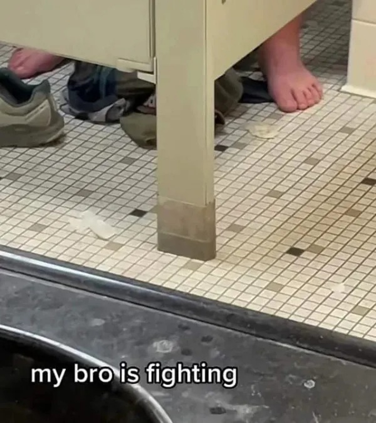 floor - A my bro is fighting