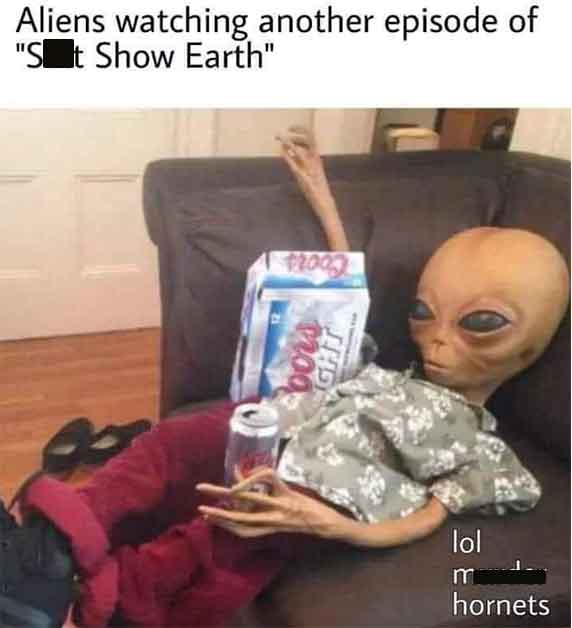 photo caption - Aliens watching another episode of "St Show Earth" $2003 bors Ight lol m hornets