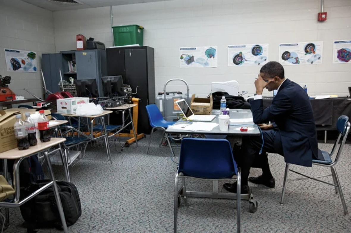 obama in classroom - 31886
