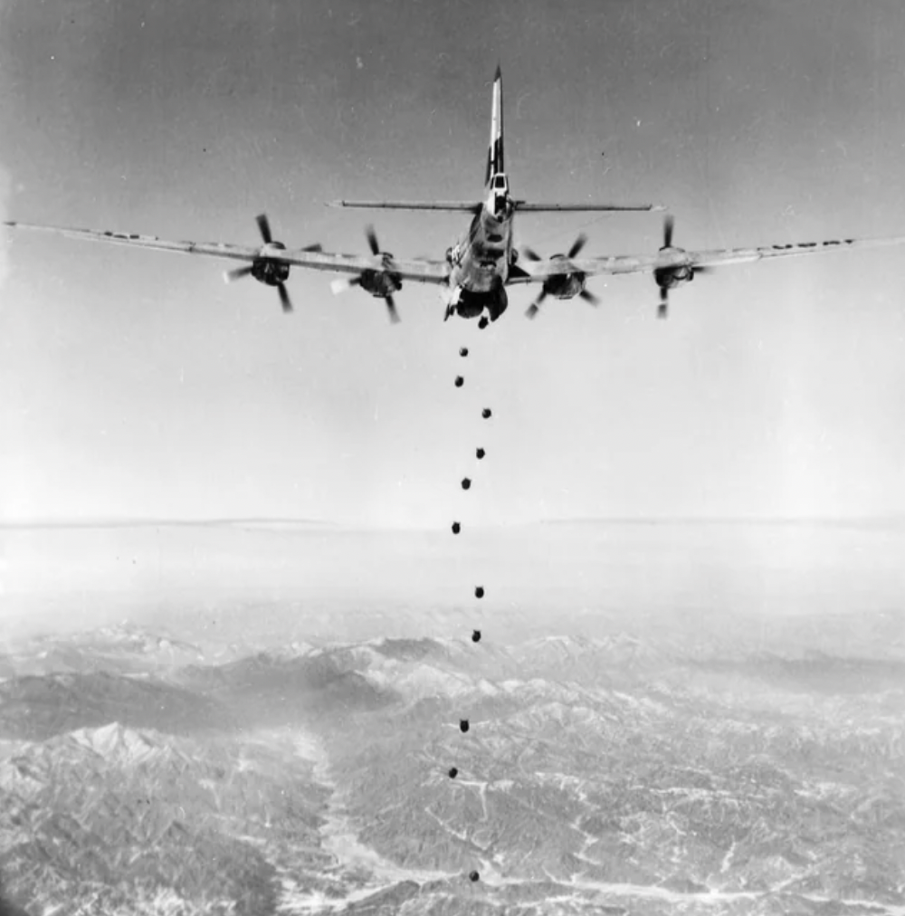 b29 superfortress in korean war dropping bombs