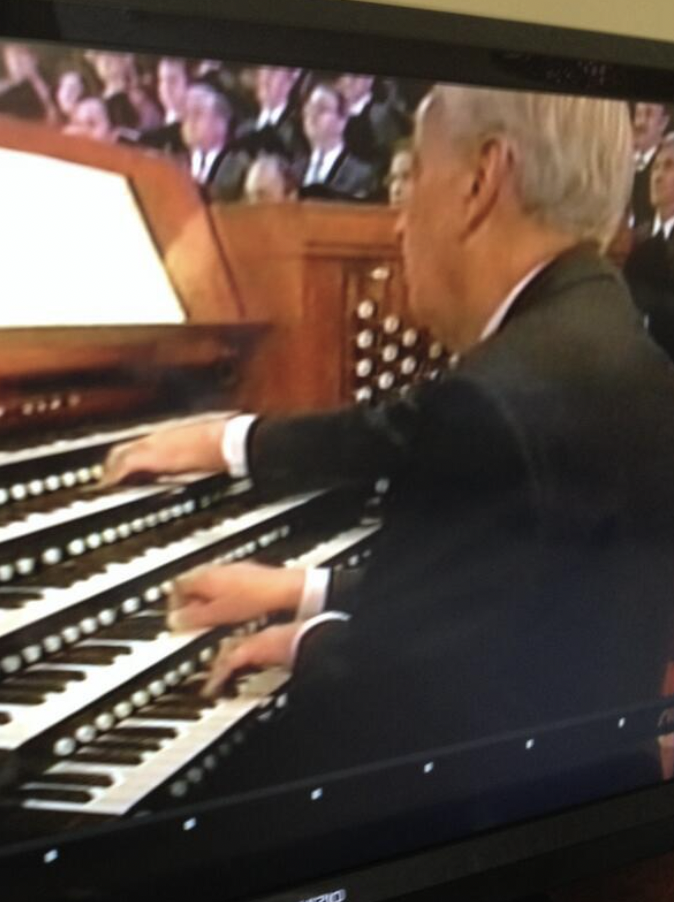 organist -