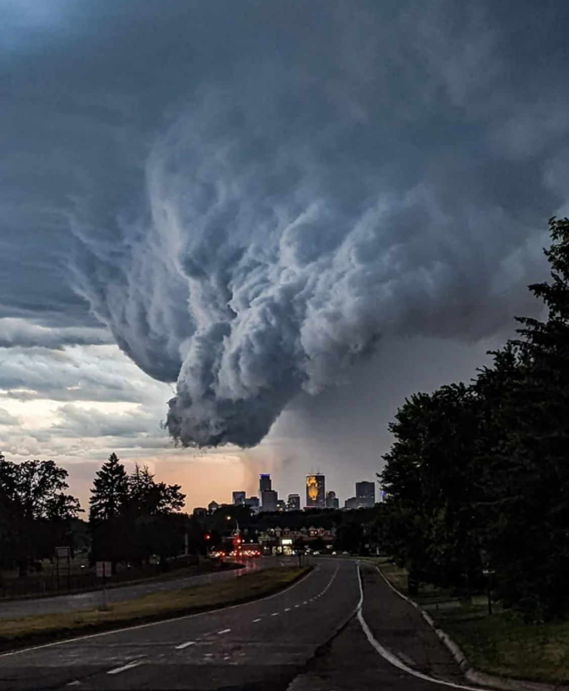 Wicked severe thunderstorm front over Minneapolis, MN 