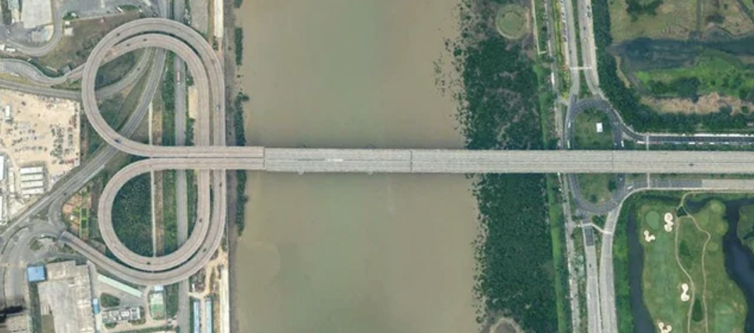 Lotus Bridge, connecting RHD Macau and LHD Mainland China.