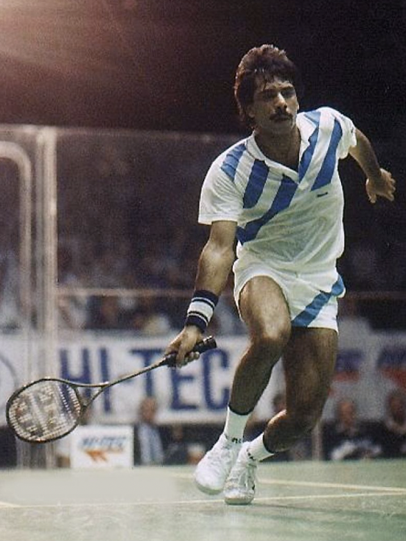 Jahangir Khan - squash. 555 matches unbeaten. Possibly the greatest unbeaten run in any sport. Insane talent, unbelievable fitness, such a grueling sport. Dominated the 70s and 80s.