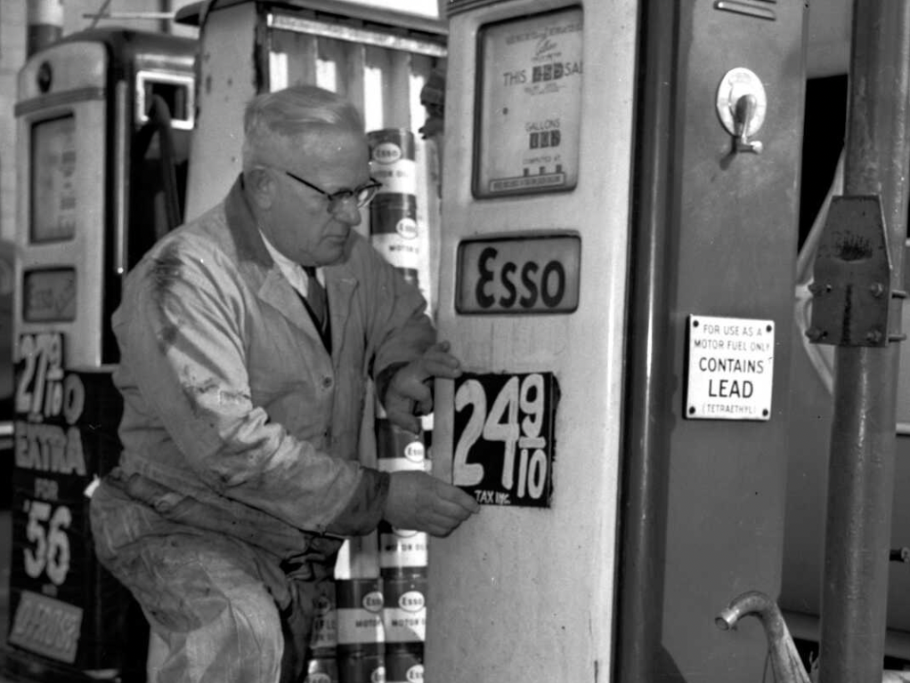 snapshot - 27 Extra 56 Ofrose This Besa Esso 249 Taxi For Use Asa Motor Fuel Only Contains Lead