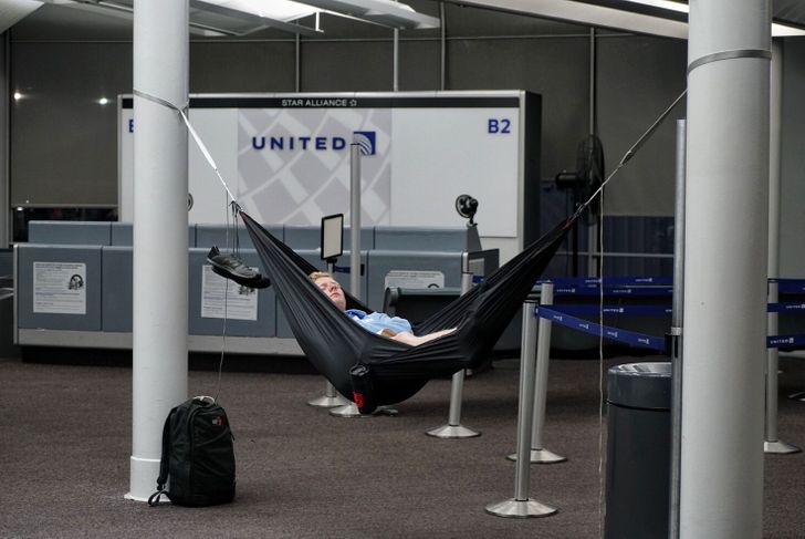 airport funny sleep - Star Alliance B2 United