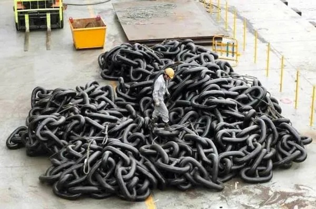 huge anchor chain
