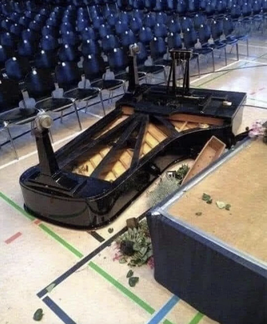 steinway piano fell off a stage in germany in 2015