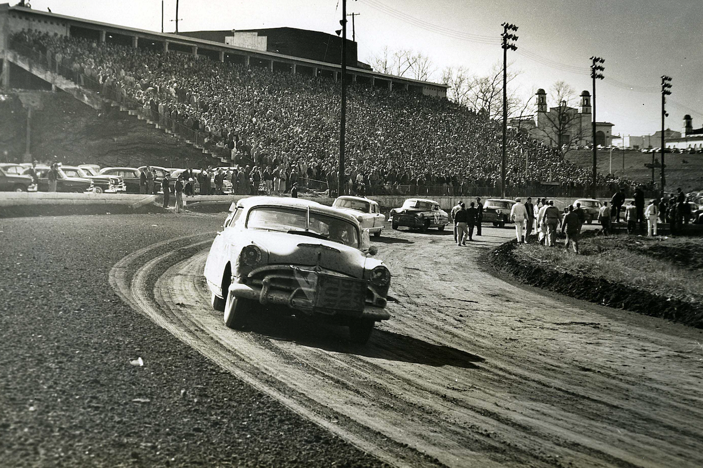 Herb Thomas and his Fabulous Hudson Hornet leads the field at Atlanta’s Lakewood Speedway at a race in 1954 that he went on to win. 