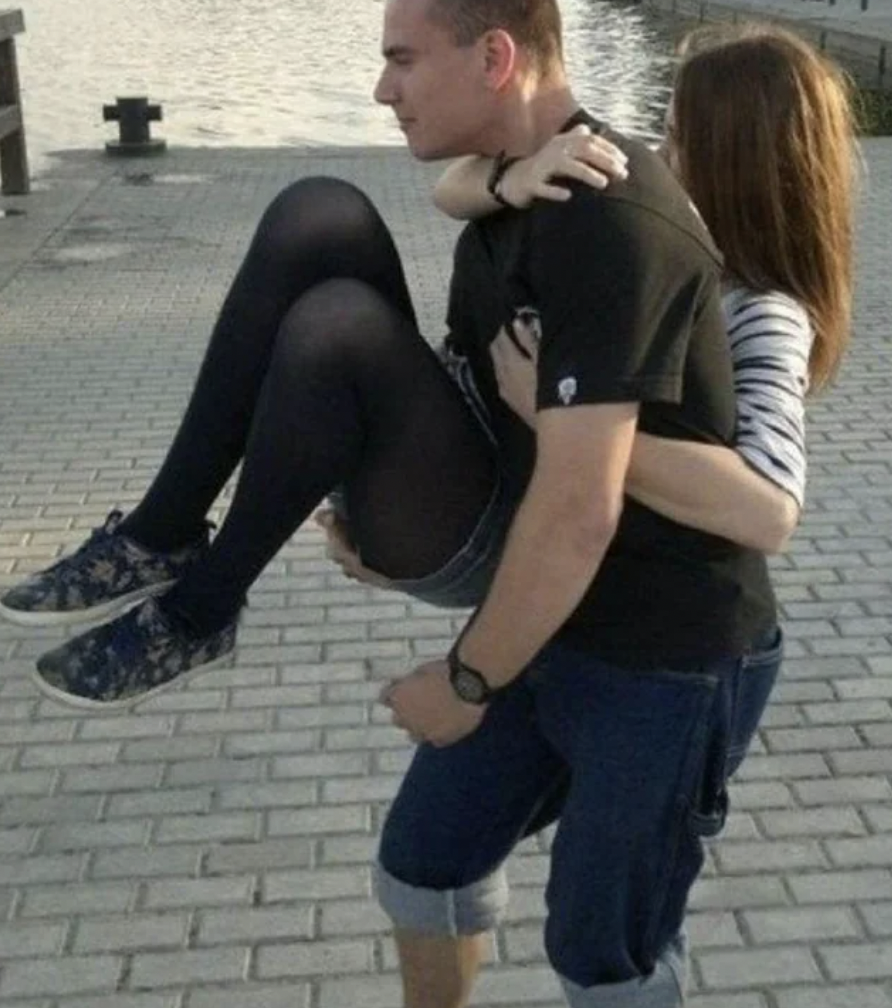 girl carrying guy meme