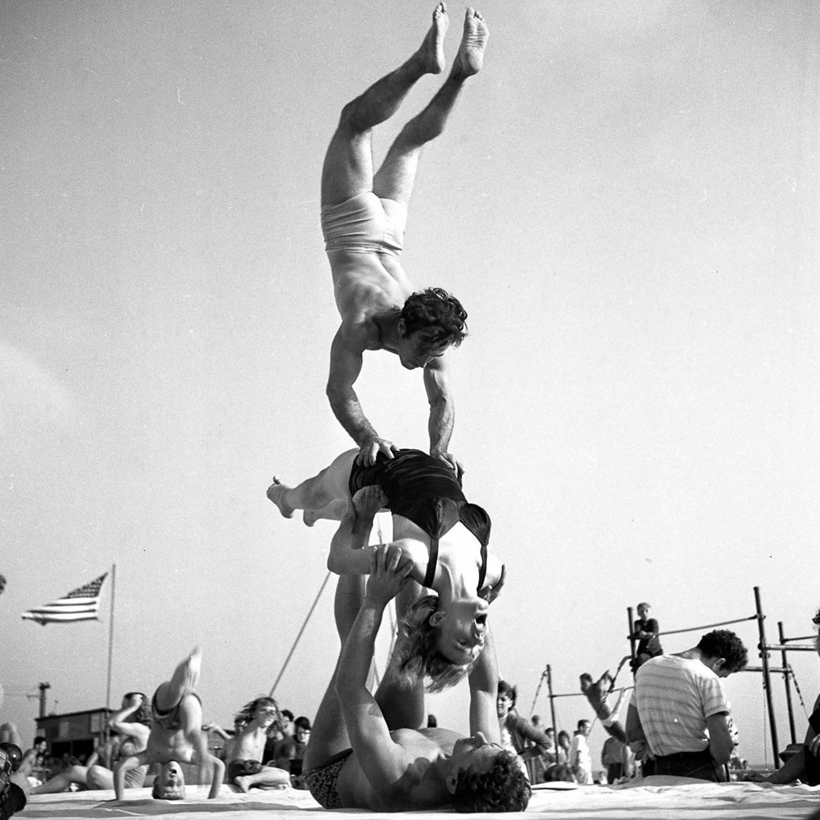 25 Awesome Vintage Pics of Muscle Beach in the '50s