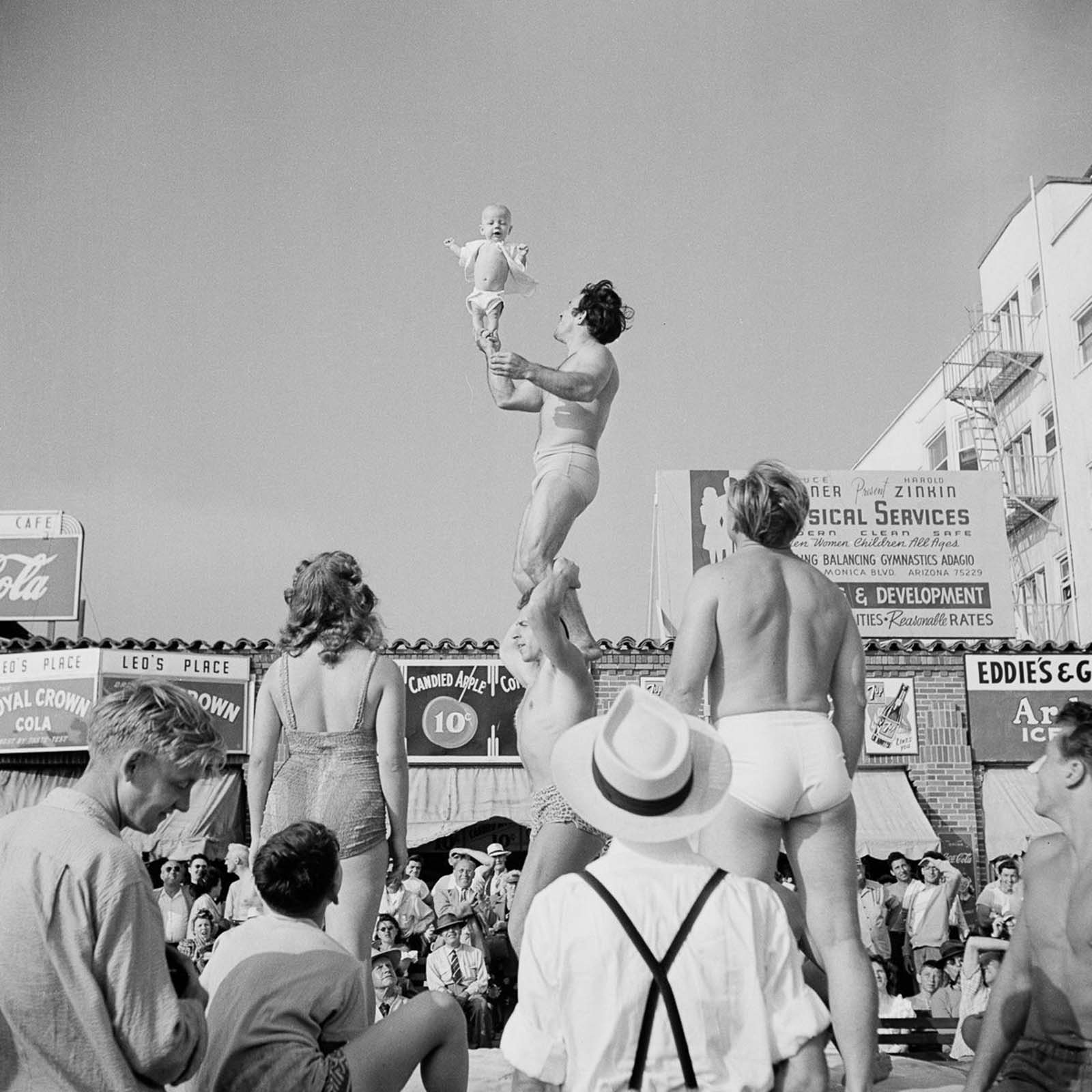 25 Awesome Vintage Pics of Muscle Beach in the '50s