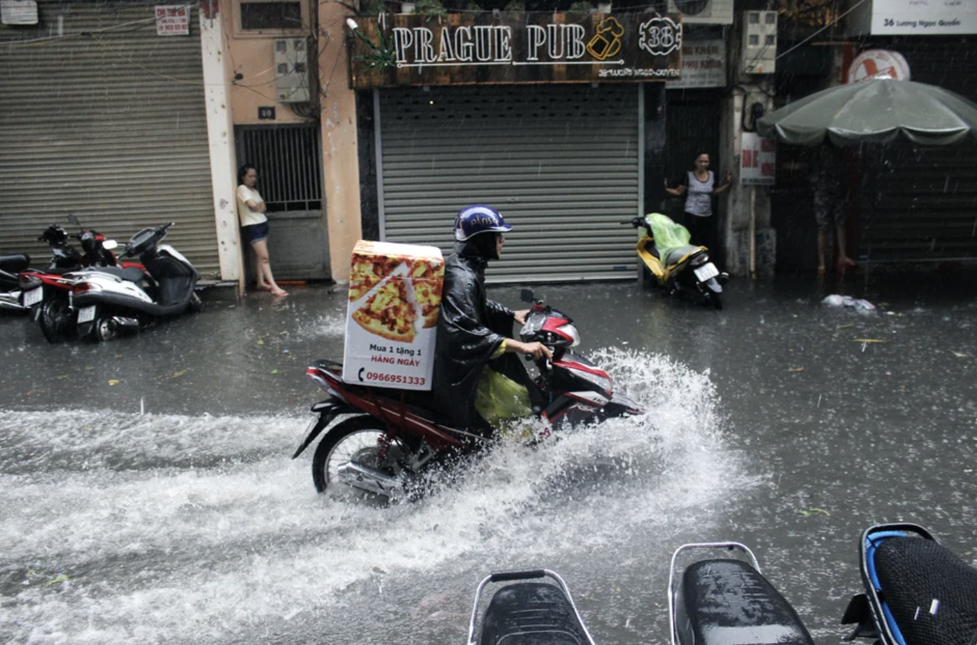 pizza delivery in rain - Prague Pub 0966951333