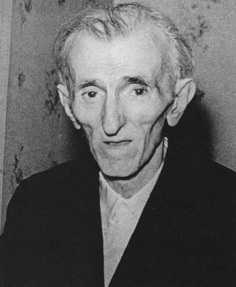 This is the last known photo of Nicola Tesla. On 7th January 1943, Tesla died alone in the New Yorker Hotel. By the end of his life, he was penniless and had become a vegetarian.