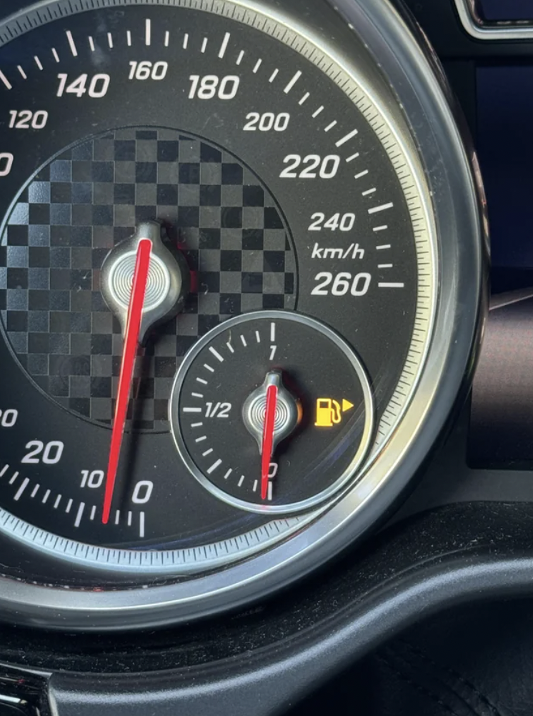 speedometer - 160 140 180 120 200 , 220 240 kmh 260 20 10 0