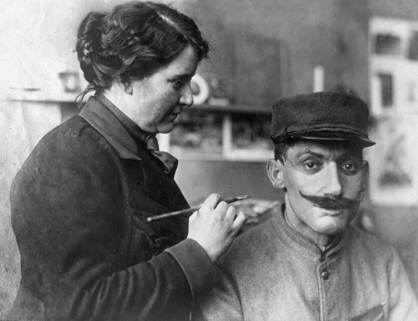 17 Harrowing WWI Soldier Being Fitted For Prosthetic Masks 