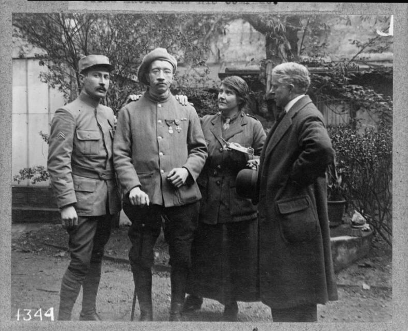 17 Harrowing WWI Soldier Being Fitted For Prosthetic Masks 