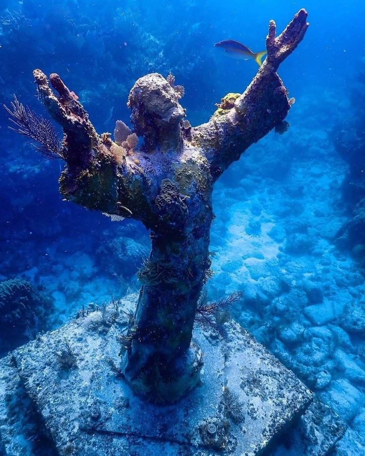 On August 25, 1965, another nine-foot-tall bronze statue of Jesus Christ, cast from Galletti's original mold, was placed off the coast of Key Largo, Florida.